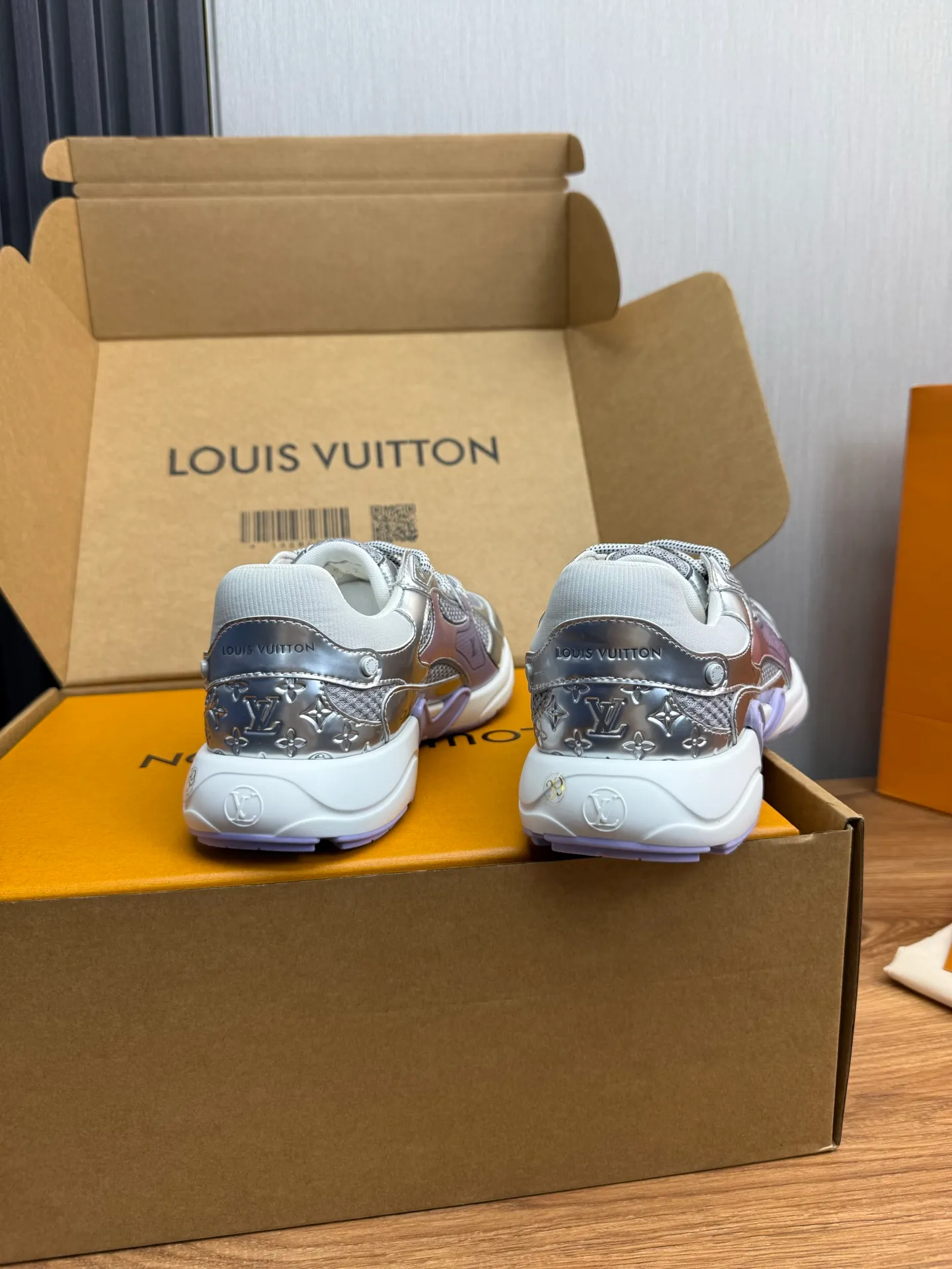 Men's shoes 💰600💰 🌈LV | Louis Vuitton 2025𝐬𝐬 🧡💚2025 spring and summer new style top version‼ ️The original version is the same. The counter specializes in the latest casual shoes. Hard goods are new🆕 🔥🔥🔥Top version: Couple model LV Louis Vuitton L House Donkey brand The latest Olympia series Couple model Silver Horn King Casual sneakers Running shoes This LV Olympia sneaker combines mesh fabric and metallic synthetic leather and other technical fabrics to reinterpret the classic running shoe design with a neat and simple design. Lightweight EVA outsole provides a stretchy fit. Rich details such as Monogram embossing and LV letters establish recognition. Exquisite packaging at the delivery counter 🛍📦 ▪️Fabrics: Original imported technical fabric + mesh ▪️Inner lining: Original customized breathable mesh ▪️Sole: Original molded rubber foam material ▪️Sole thickness: 3.5CM ▪️Size: 35--45 (customized for women 40 and men 45)